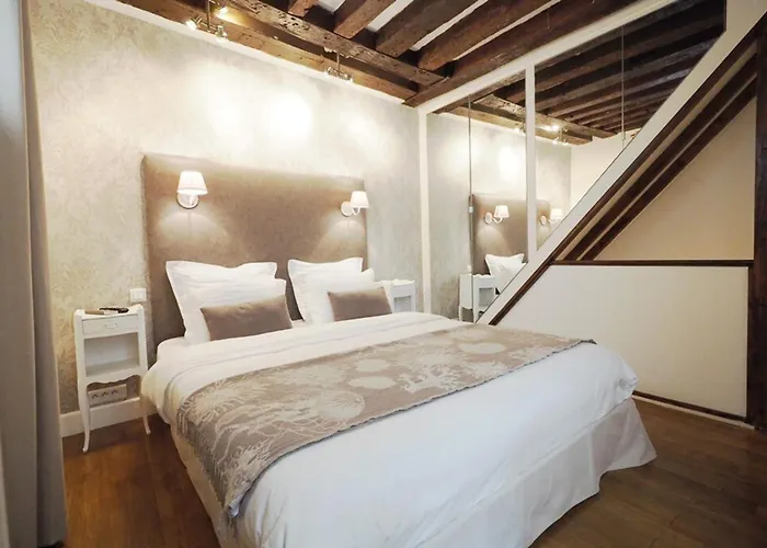 Louvre Parisian Duplex
